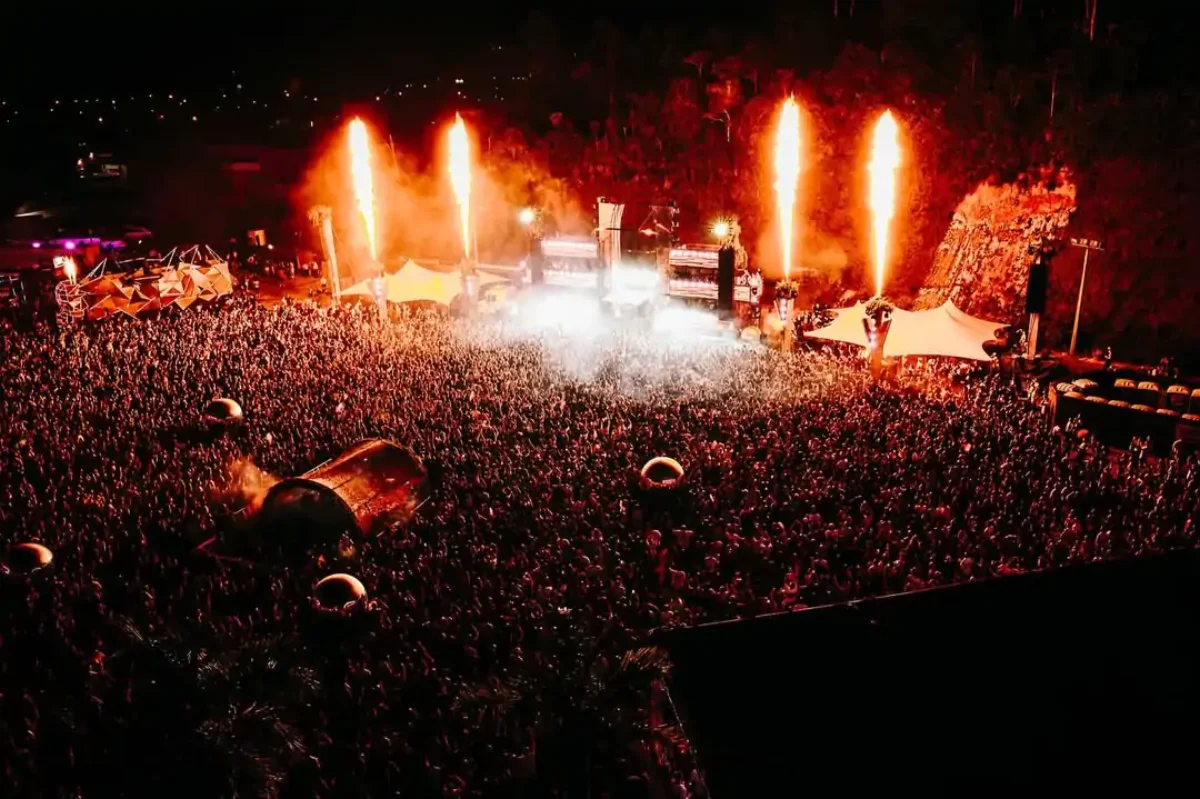 DNA Art Car — vista aérea do público e palco com pirotecnia