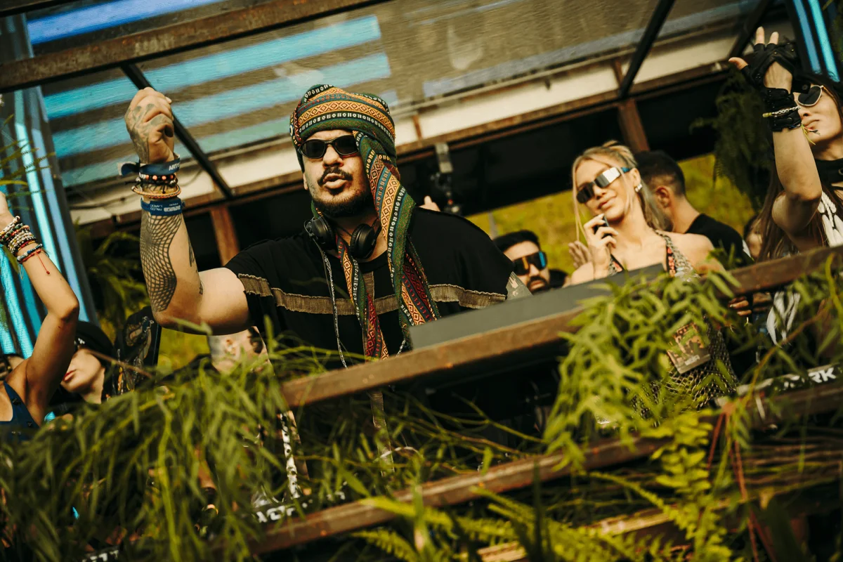Vintage Culture tocando no DNA Art Car